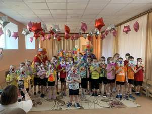 Фото с совместного праздника средней и подготовительной групп "День смеха" с участием родителей (01.04.2026)