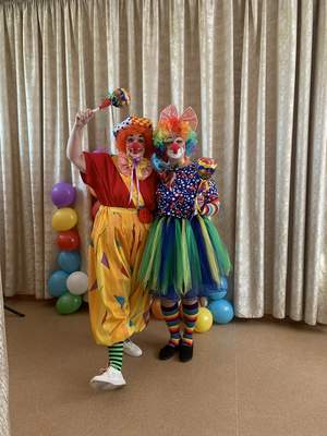 Фото с совместного праздника средней и подготовительной групп "День смеха" с участием родителей (01.04.2026)