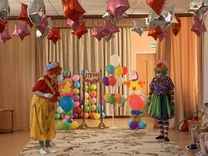 Фото с совместного праздника средней и подготовительной групп "День смеха" с участием родителей (01.04.2026)