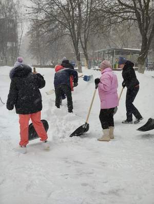 Участие педагогов в расчистке территории ДОУ от снега. 16.02.2026